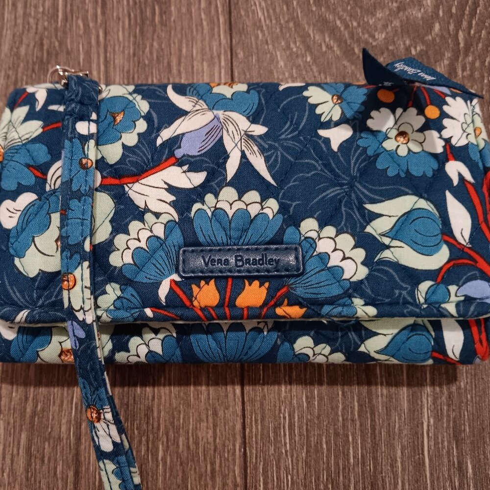 Vera Bradley wallet / Excellent condition!